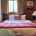 Foot Of The Mountain Motel
