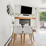 Bright & Modern - King Suite - Creekside Trail