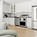 Bright & Modern - King Suite - Creekside Trail
