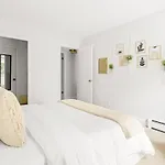 Bright & Modern - King Suite - Creekside Trail