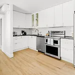 Bright & Modern - King Suite - Creekside Trail