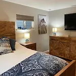 Spacious 4 Bdr W/ Game Room 5 Min Drive To College