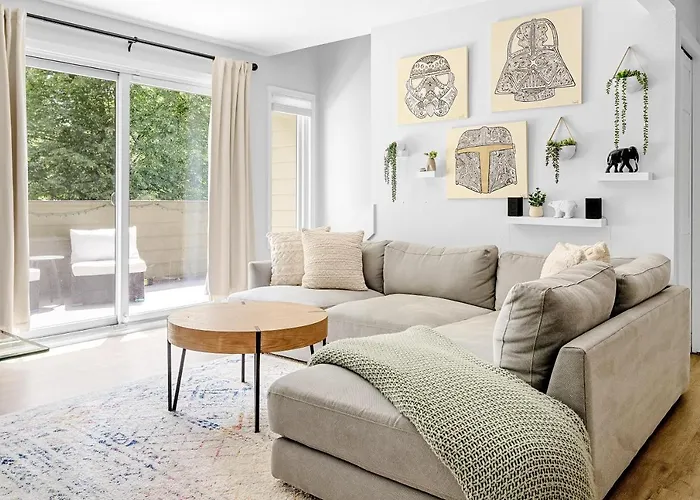 Bright & Modern - King Suite - Creekside Trail