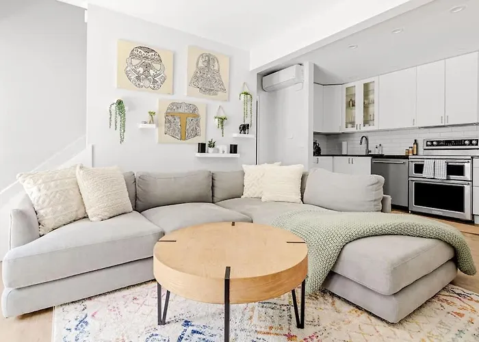 Bright & Modern - King Suite - Creekside Trail