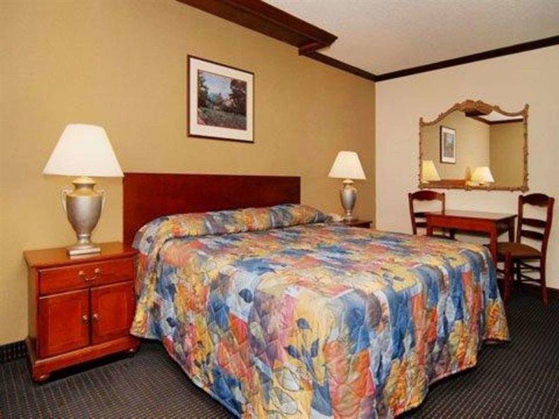 Rodeway And Broker Hotel