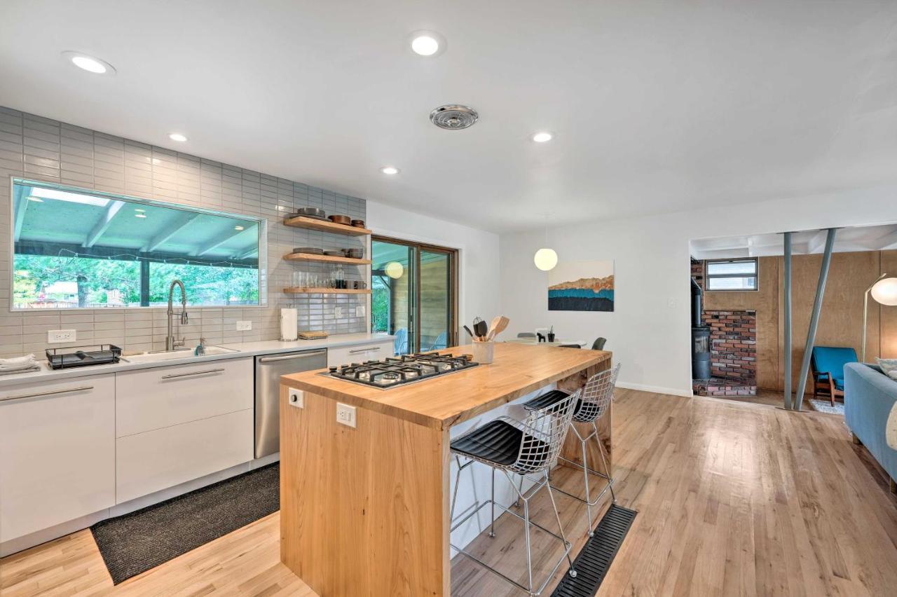 Chic With Yard Less Than 3 Mi To Pearl St! Holiday home *