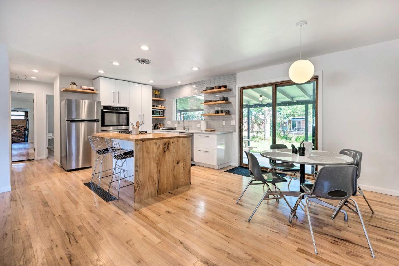 Chic With Yard Less Than 3 Mi To Pearl St! *
