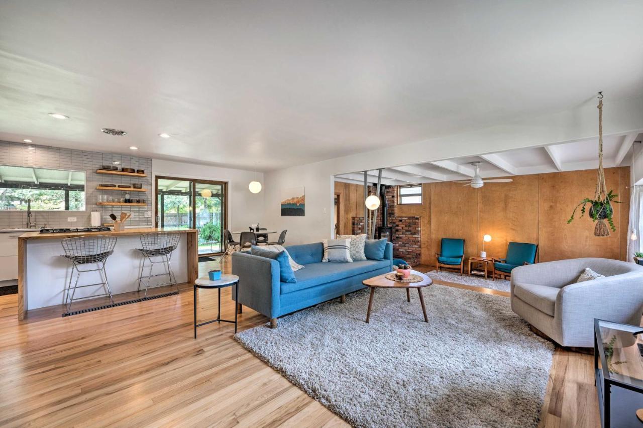 Holiday home Chic With Yard Less Than 3 Mi To Pearl St!