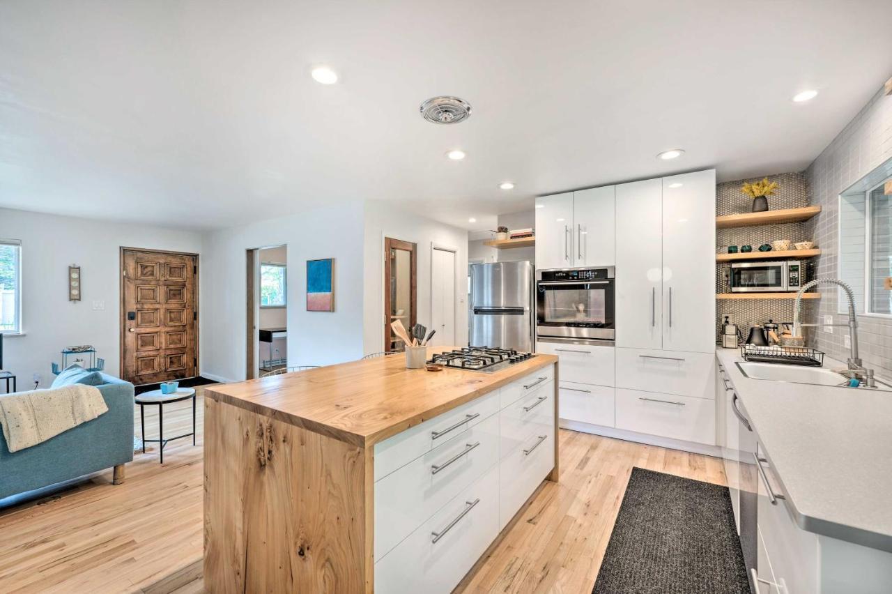Chic With Yard Less Than 3 Mi To Pearl St! *