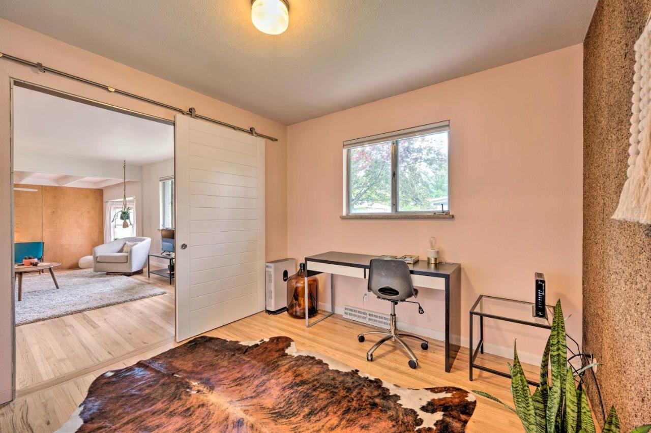 Chic With Yard Less Than 3 Mi To Pearl St!