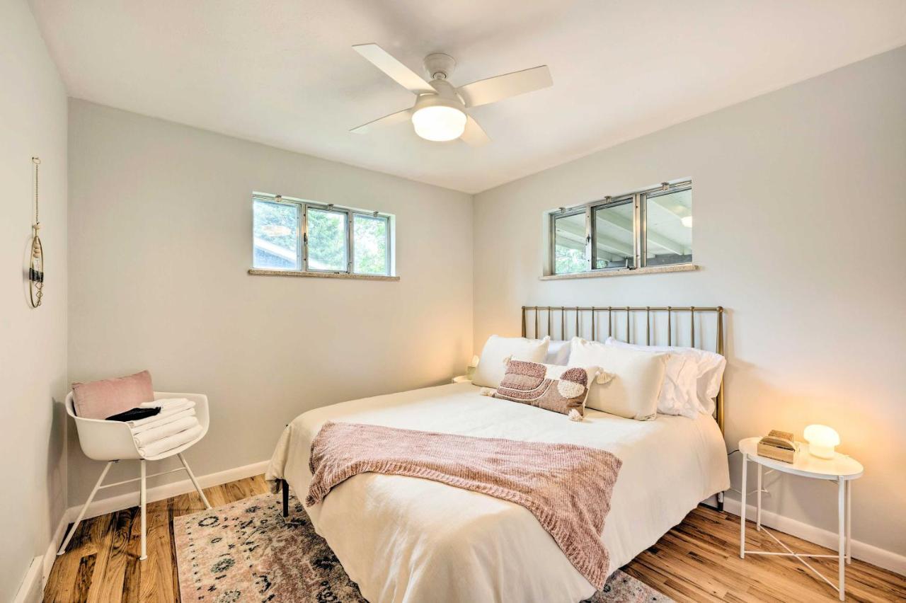 Holiday home Chic With Yard Less Than 3 Mi To Pearl St! *