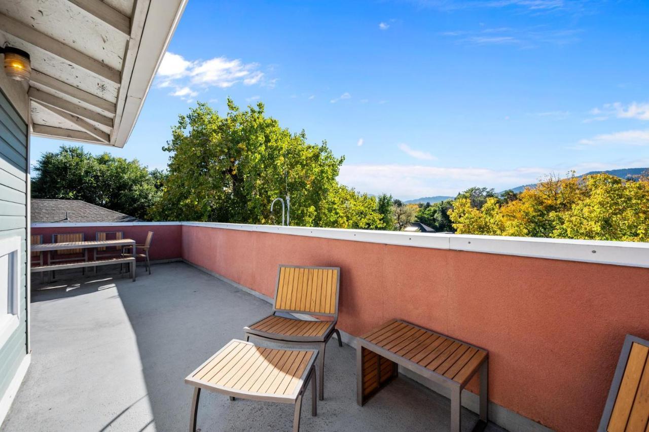 3390 Folsom St, Unit 206 *