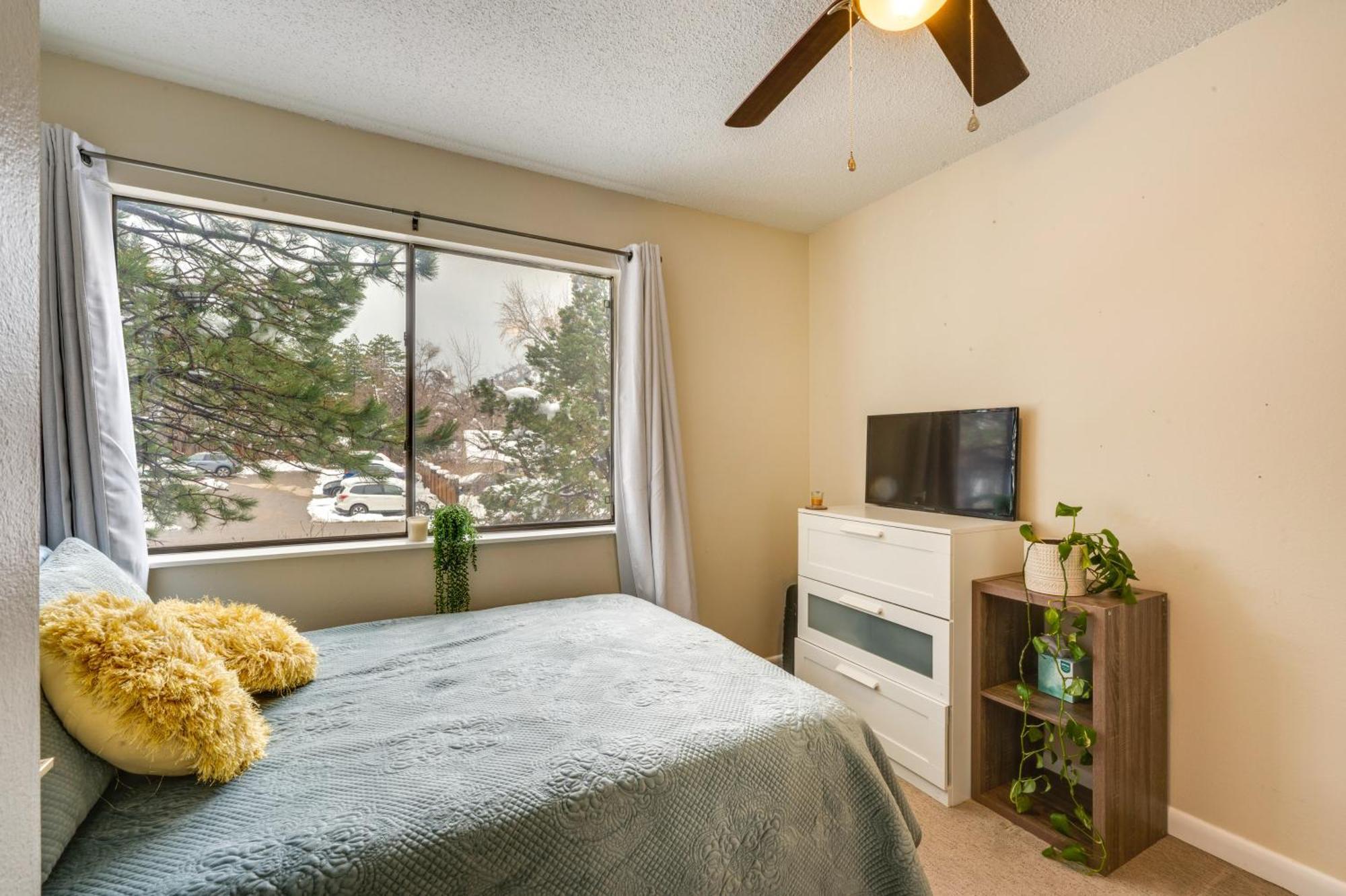 Beautiful Townhome Walk To Cu And Pearl St! *