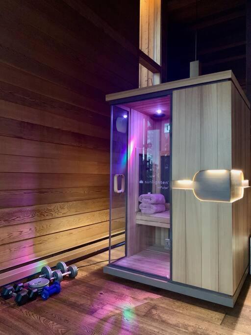 Mtn House W/ Stunning Views, Sauna, Hottub, Trails Villa
