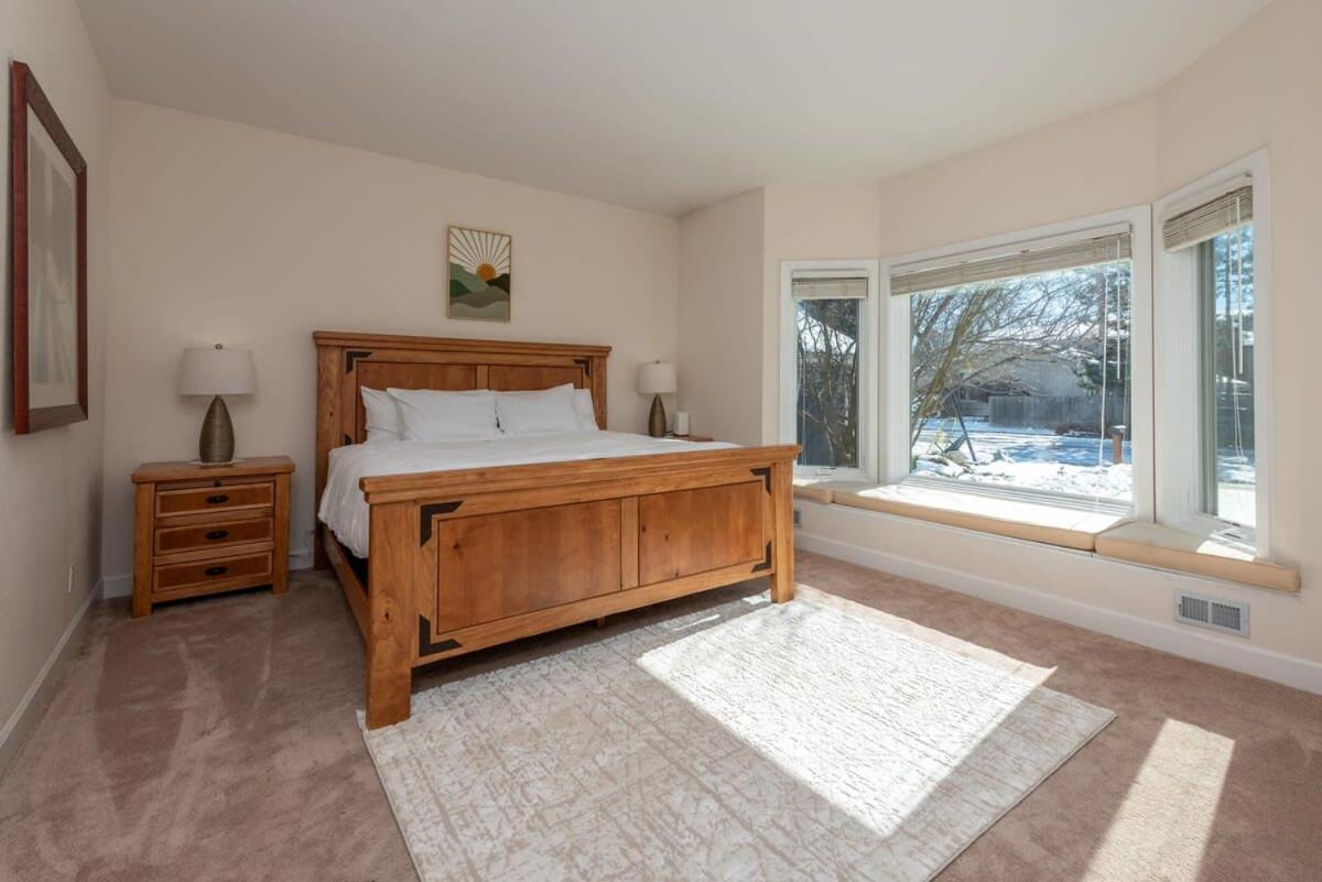 Luxurious 4br Retreat - Pool Table & Chic Amenities *