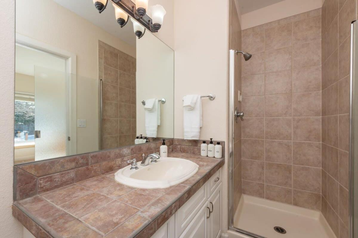 Luxurious 4br Retreat - Pool Table & Chic Amenities Holiday home *
