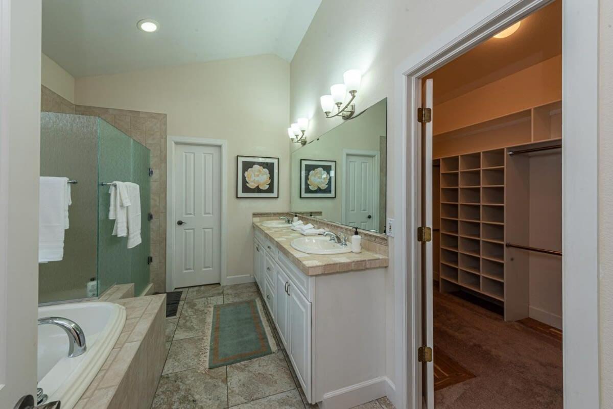 Luxurious 4br Retreat - Pool Table & Chic Amenities *
