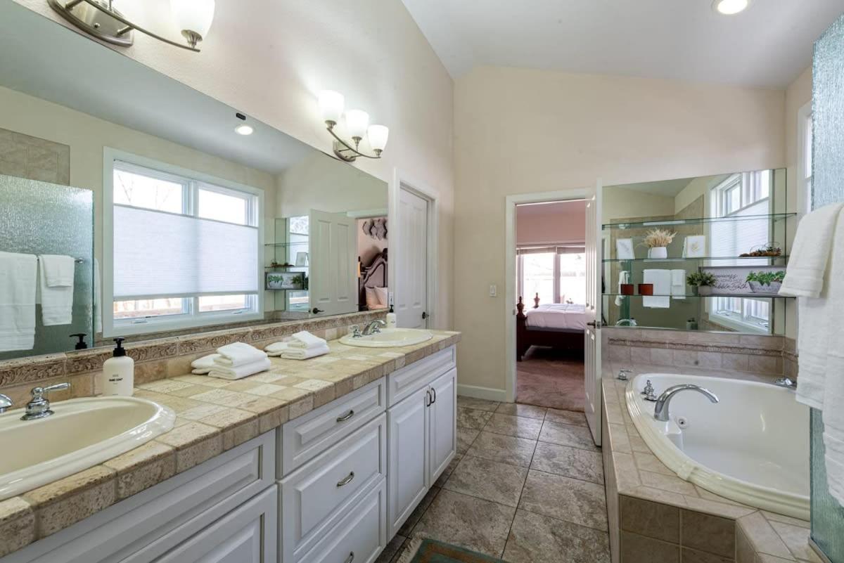 Holiday home Luxurious 4br Retreat - Pool Table & Chic Amenities *