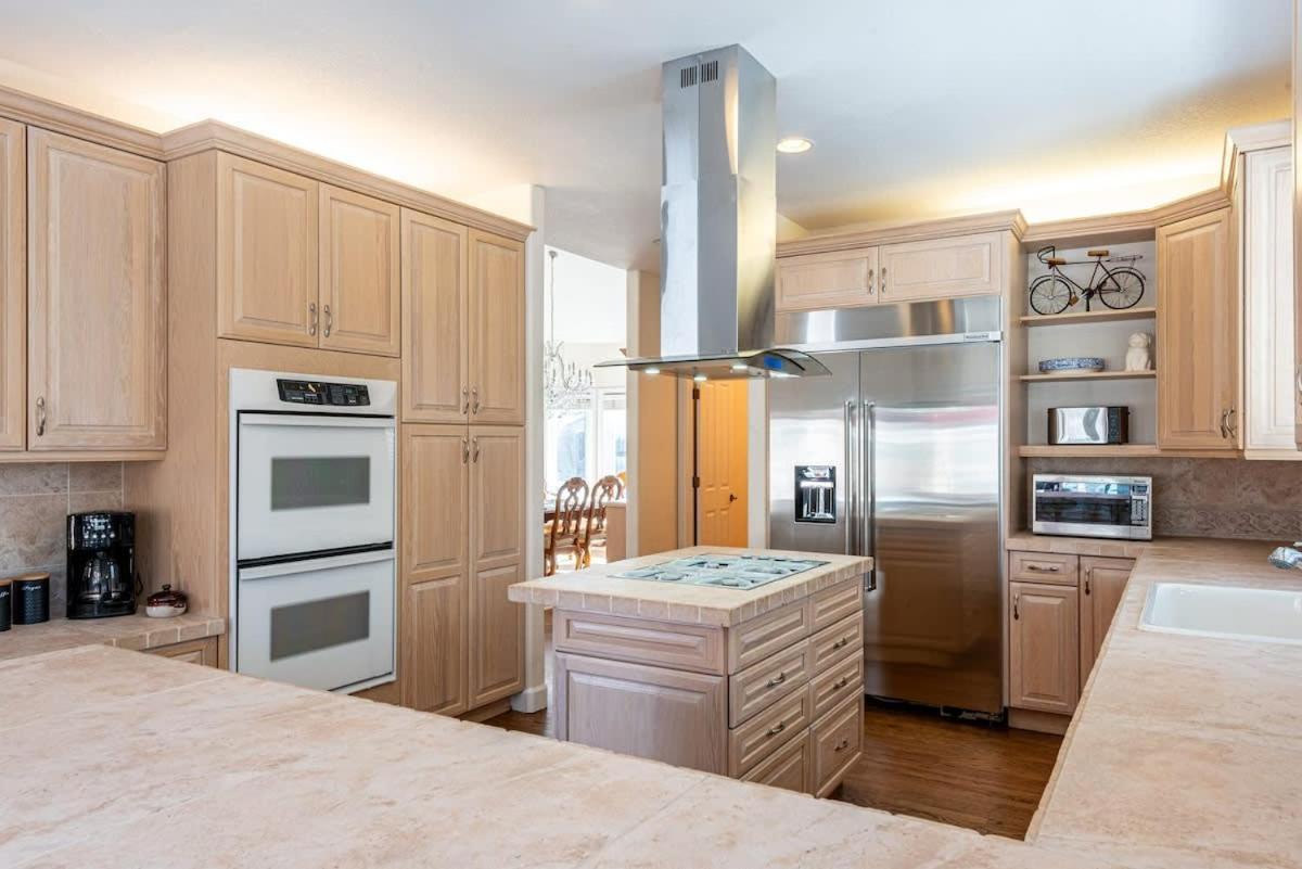Luxurious 4br Retreat - Pool Table & Chic Amenities Boulder