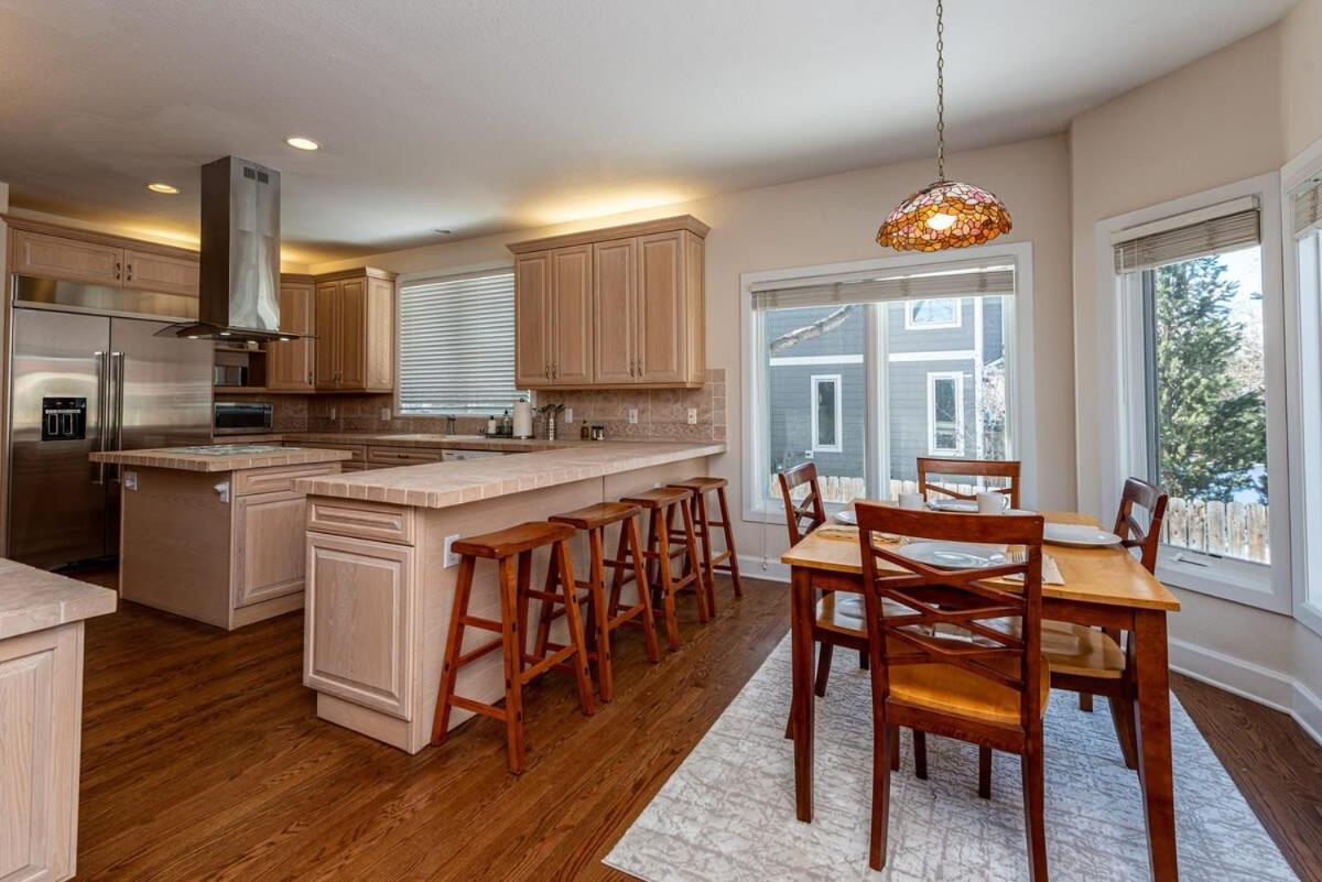 Luxurious 4br Retreat - Pool Table & Chic Amenities Holiday home