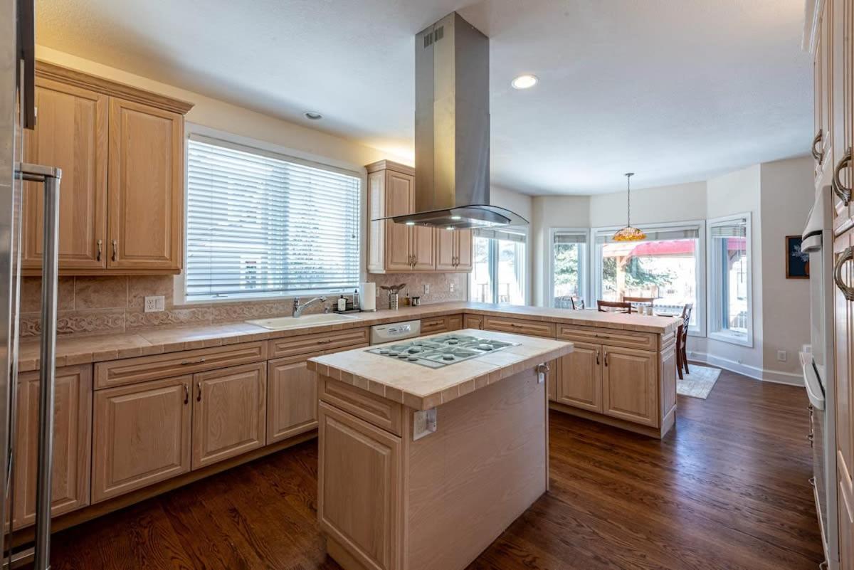 Luxurious 4br Retreat - Pool Table & Chic Amenities * Boulder