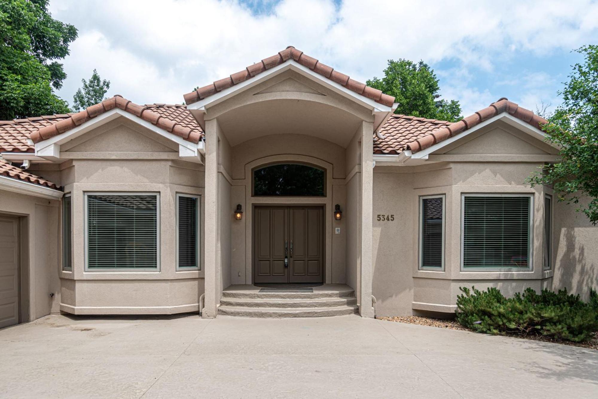 Luxurious 4br Retreat - Pool Table & Chic Amenities Holiday home *