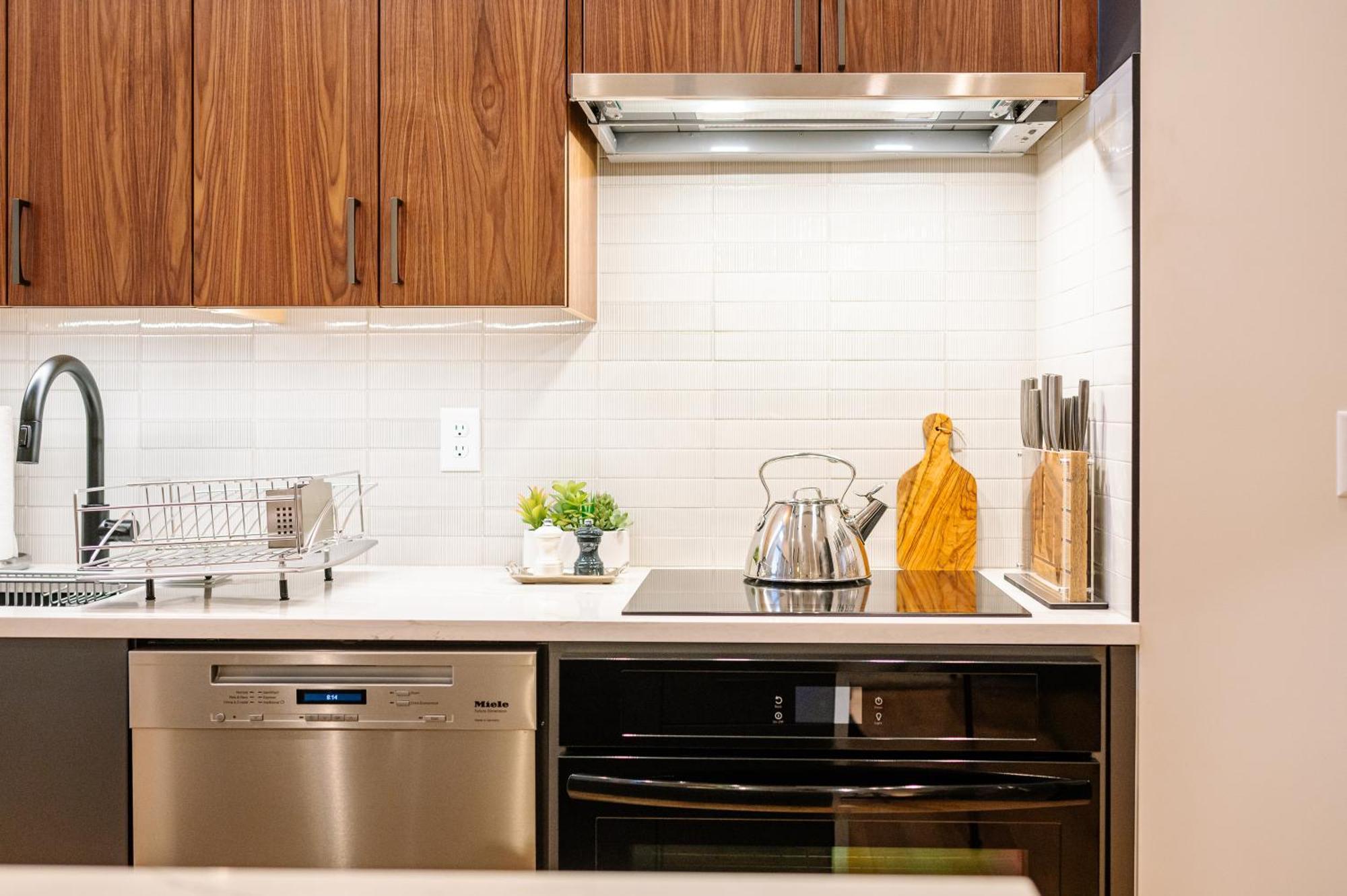 Apartment Topside Bright & Modern Furnished Private 1br 2ba