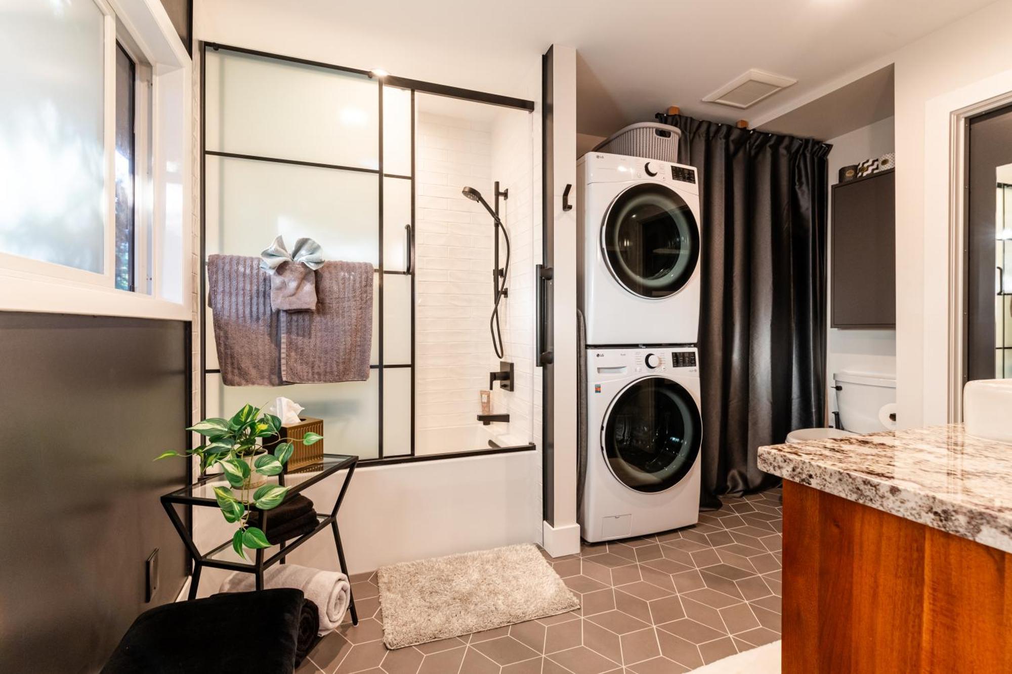 Topside Bright & Modern Furnished Private 1br 2ba Boulder