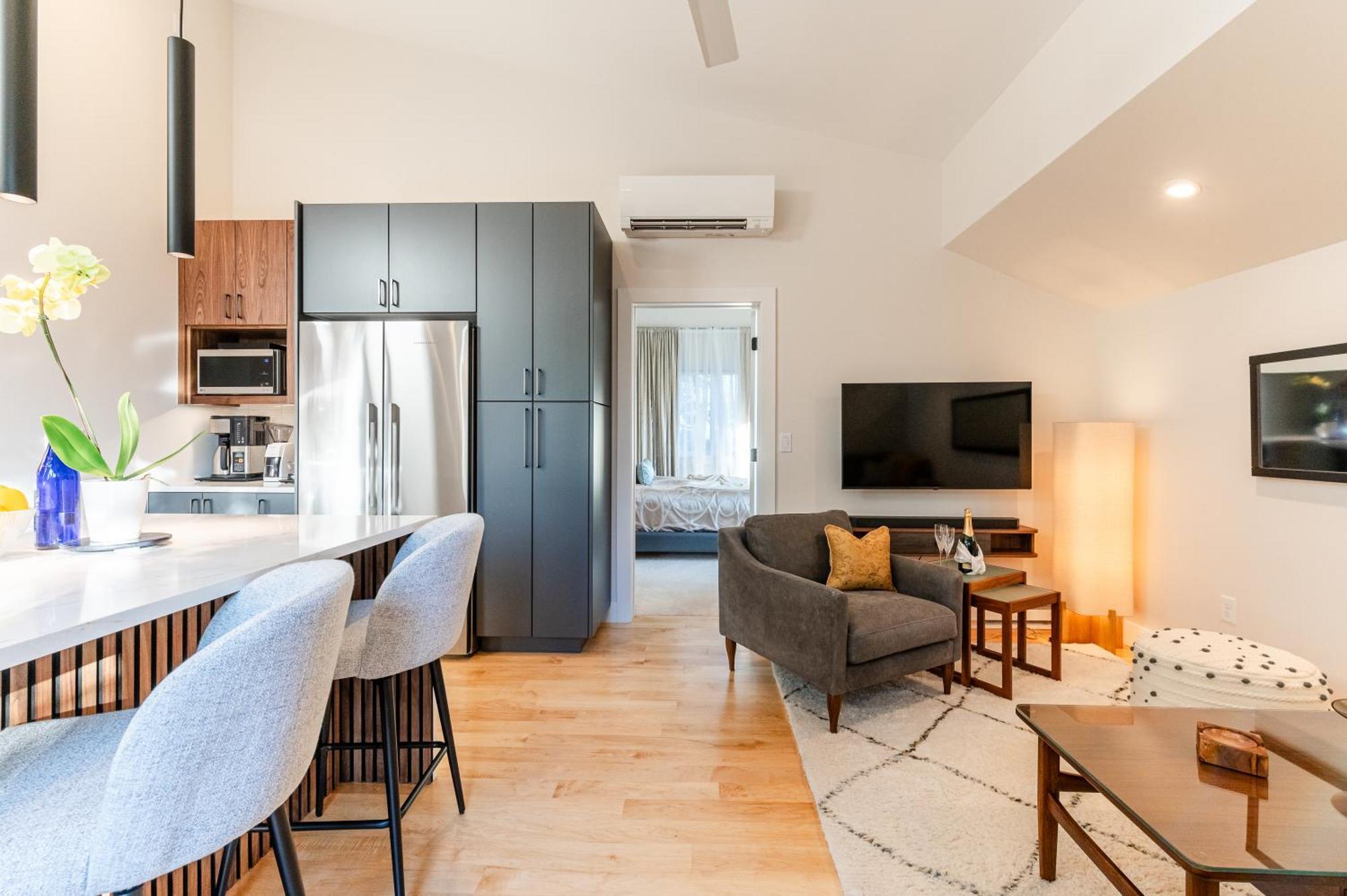 Topside Bright & Modern Furnished Private 1br 2ba Apartment *