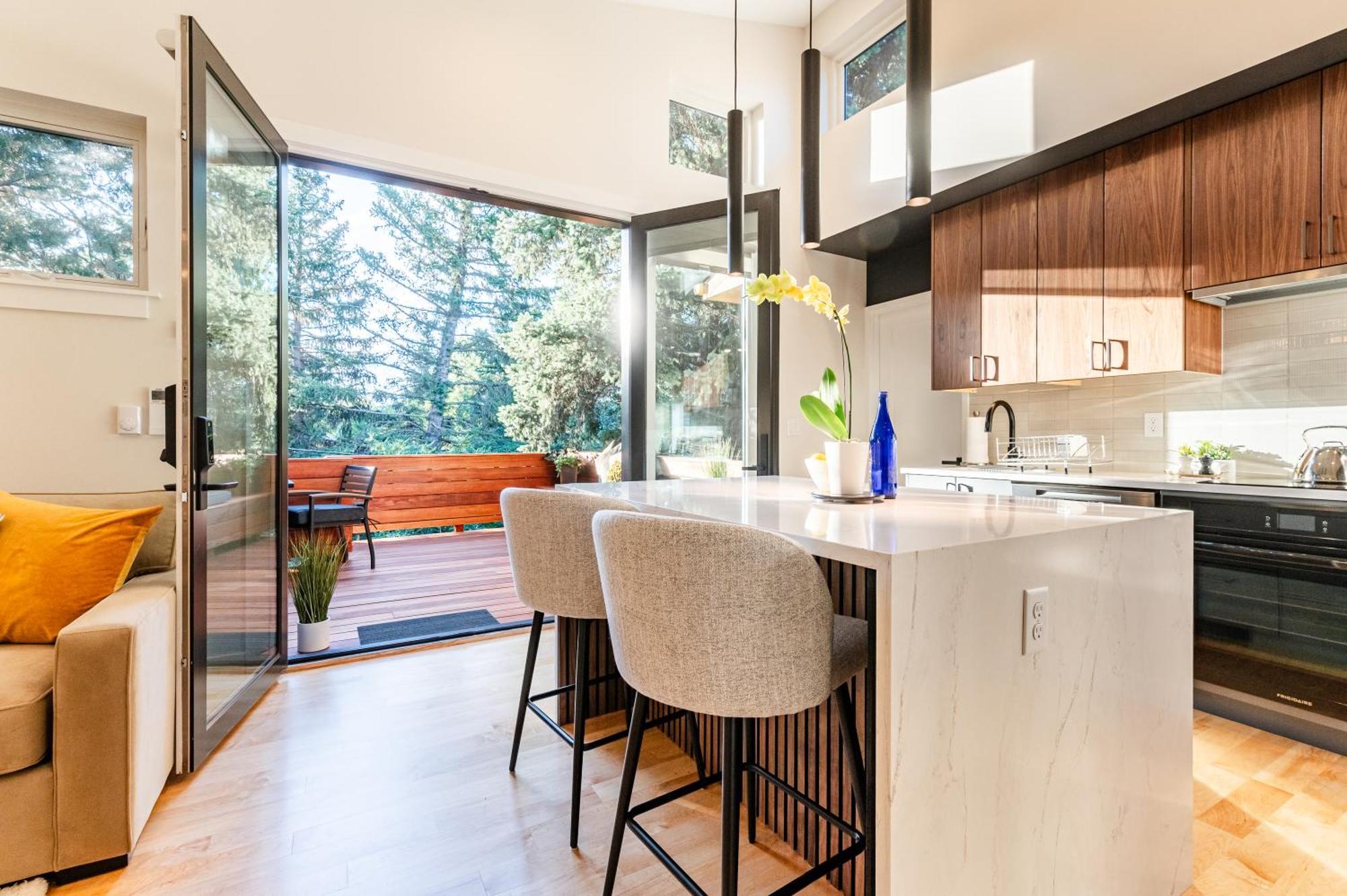 Topside Bright & Modern Furnished Private 1br 2ba *