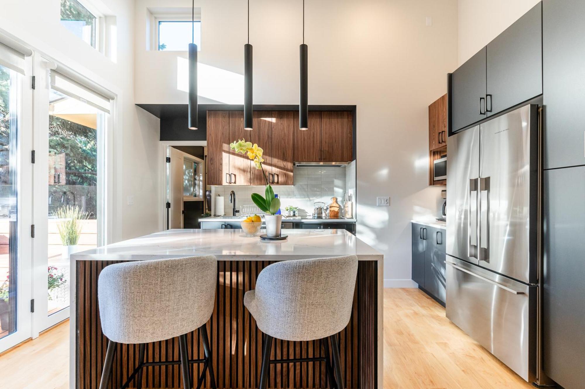 Topside Bright & Modern Furnished Private 1br 2ba Apartment
