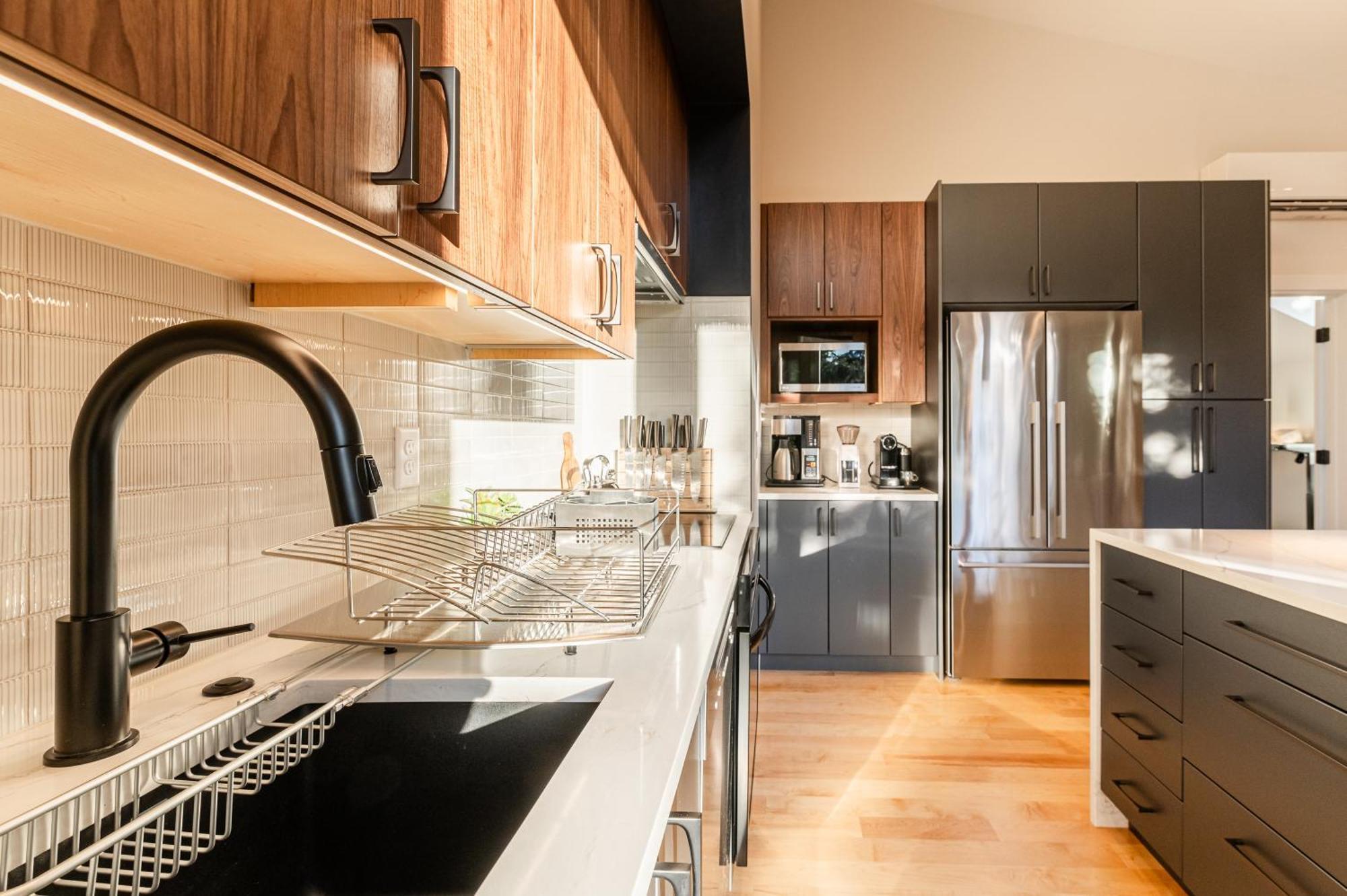 Topside Bright & Modern Furnished Private 1br 2ba