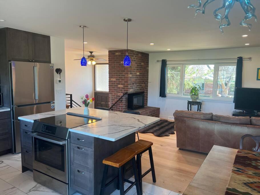 Holiday home Stunning House With Rockies Views *