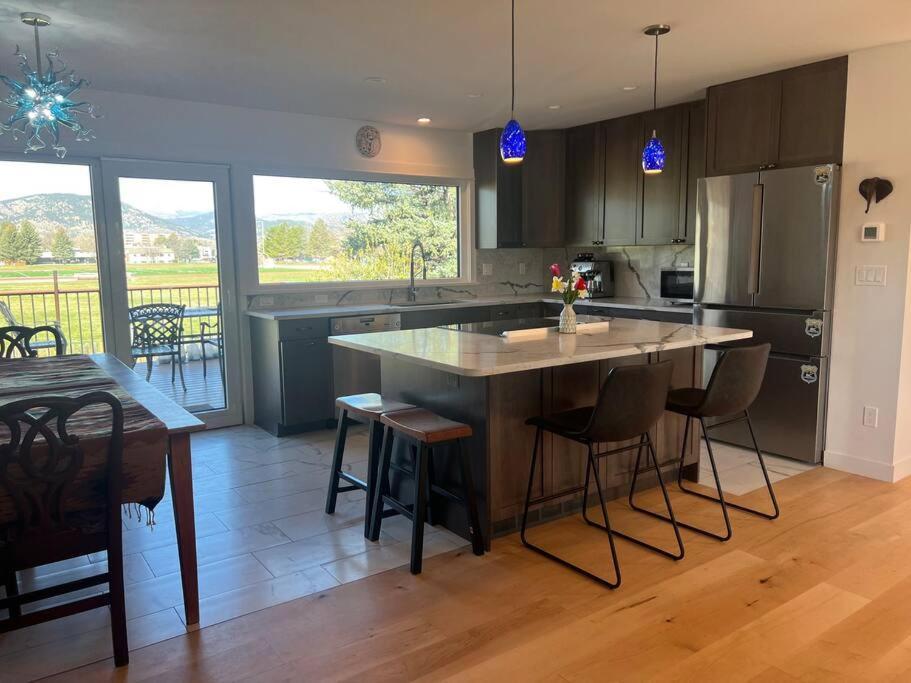 Stunning House With Rockies Views Holiday home *