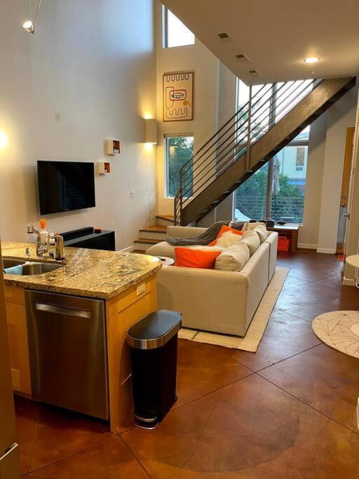 Apartment Beautiful Pearl Street Condo--30 Day Minimum