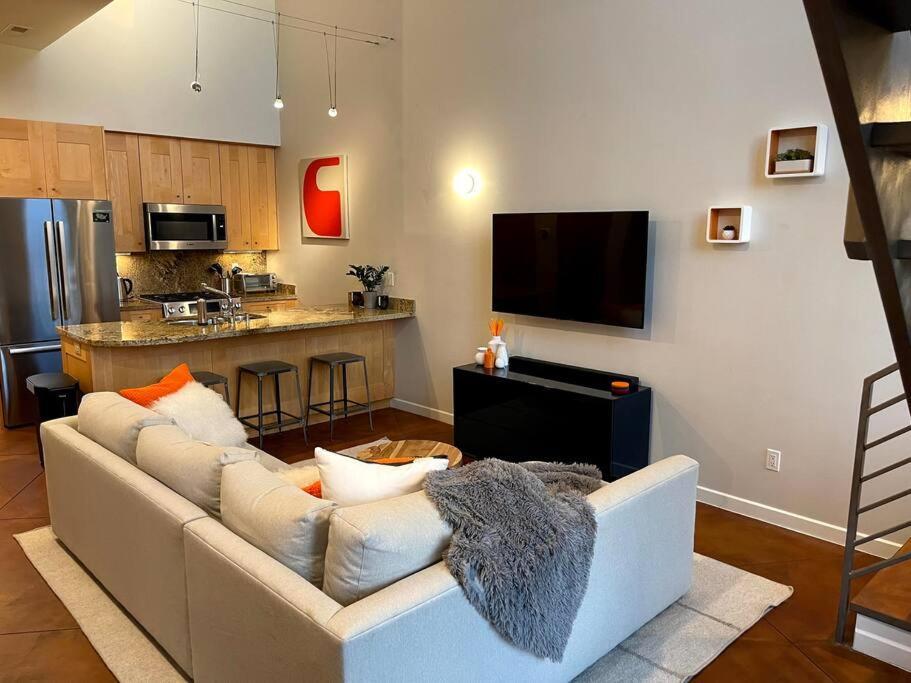 Beautiful Pearl Street Condo--30 Day Minimum Apartment Boulder