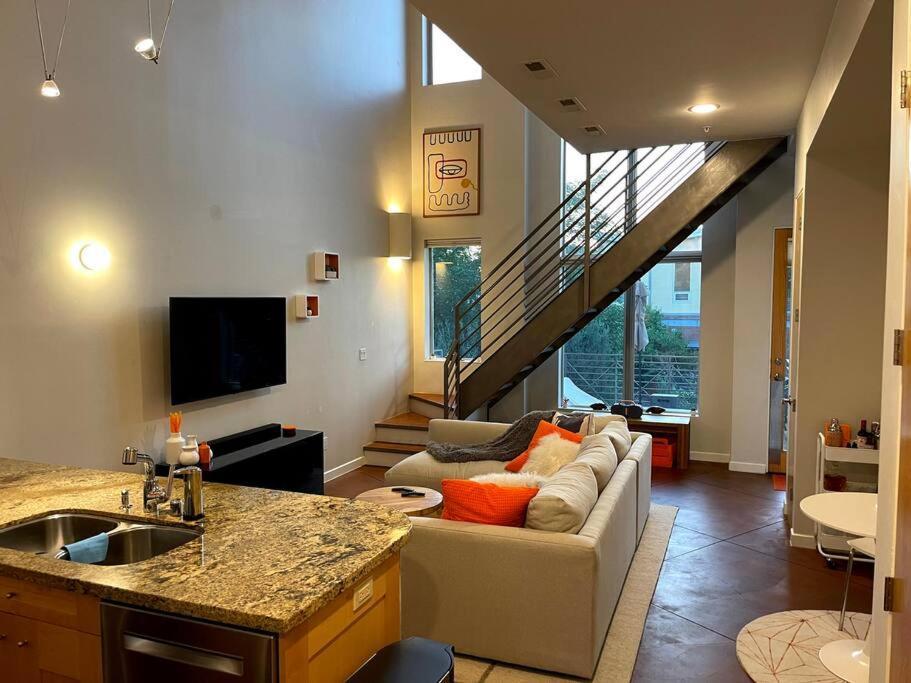 Beautiful Pearl Street Condo--30 Day Minimum Boulder
