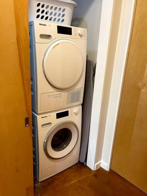 Beautiful Pearl Street Condo--30 Day Minimum