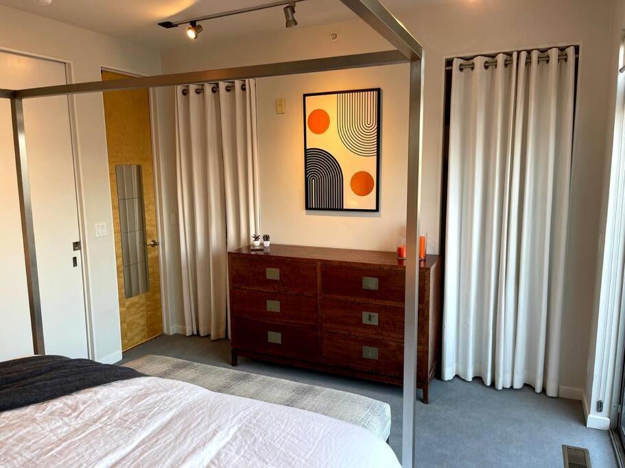 Apartment Beautiful Pearl Street Condo--30 Day Minimum Boulder