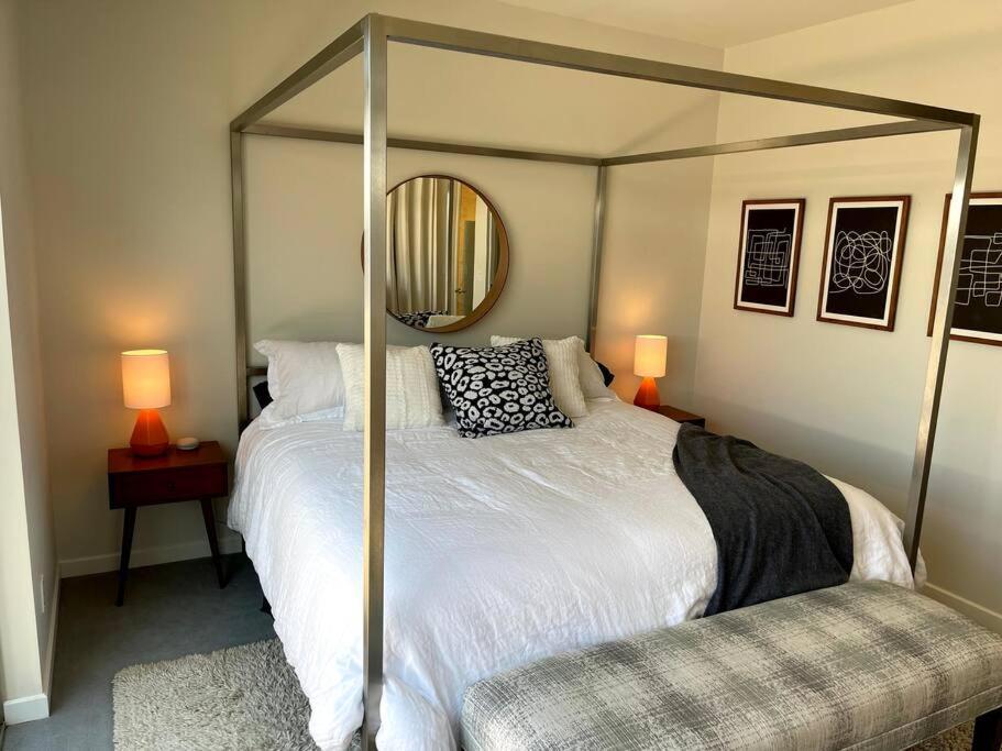 Beautiful Pearl Street Condo--30 Day Minimum Boulder