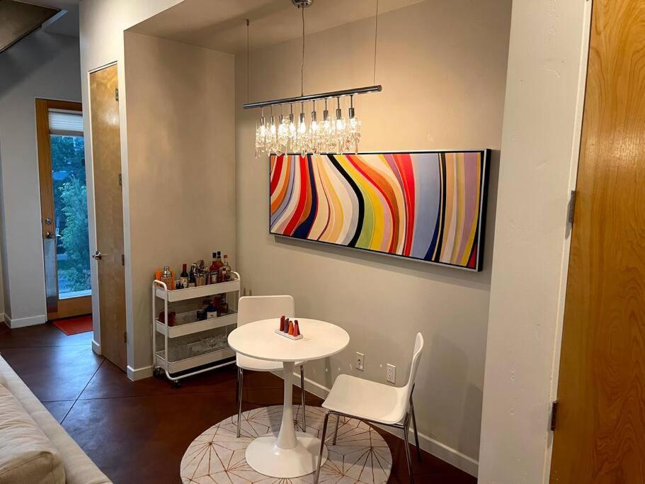 Beautiful Pearl Street Condo--30 Day Minimum Apartment *