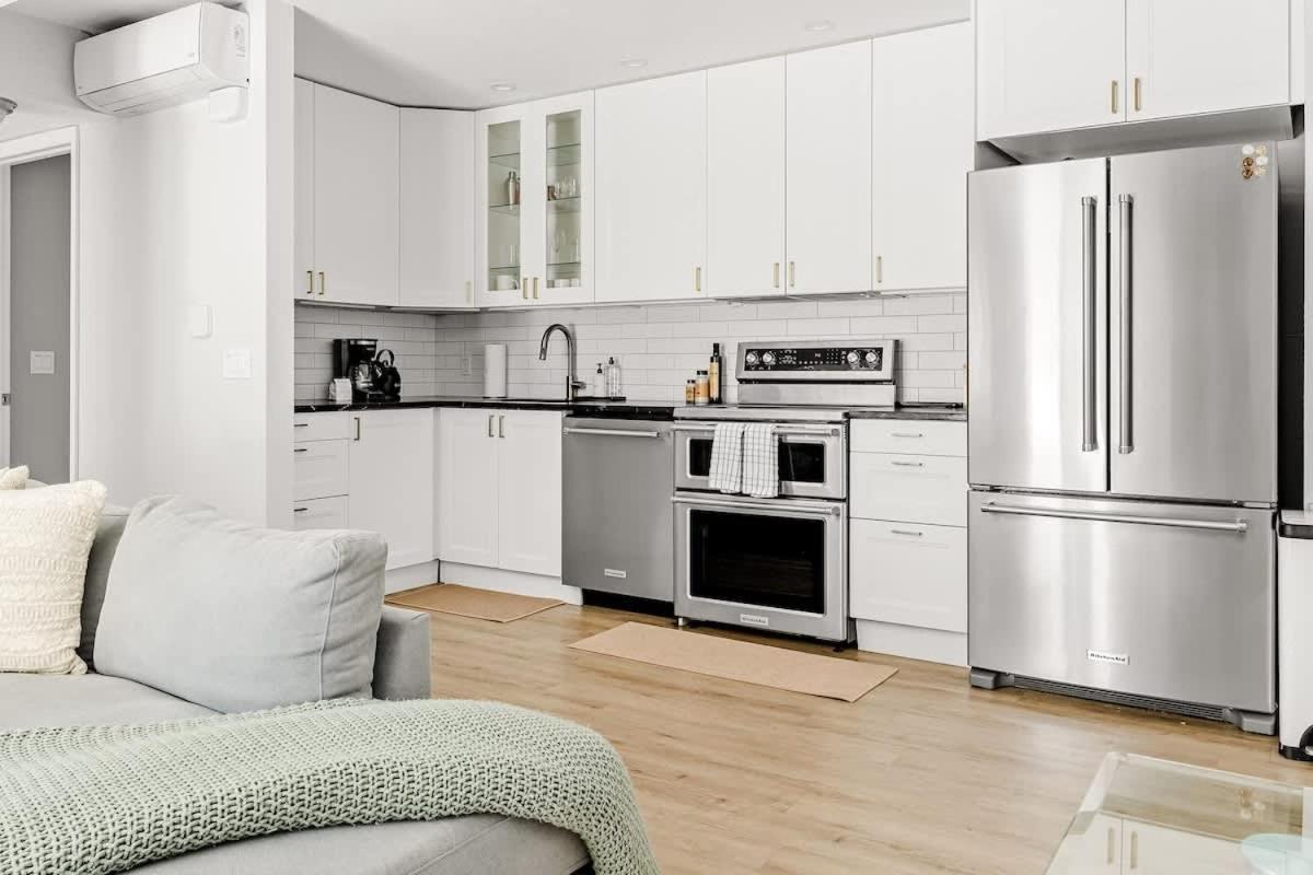 Bright & Modern - King - Creekside Trail Holiday home *