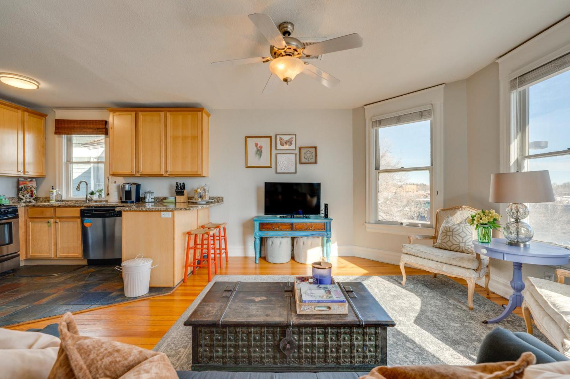 1 Mi To Cu Near Pearl Street! Apartment