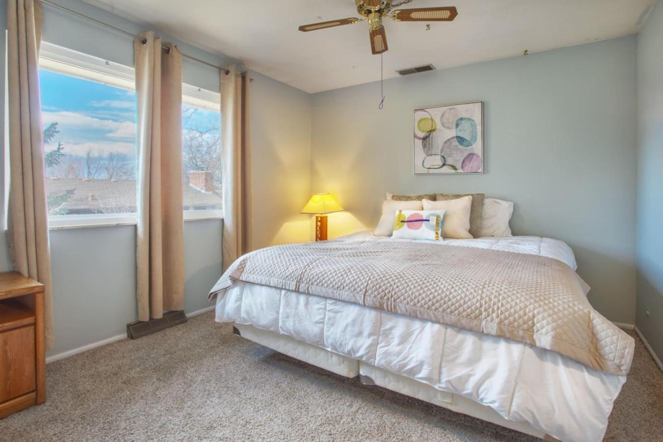 5 Bedroom, 3 Bath - Sleeps 12, Great For Families Holiday home Boulder
