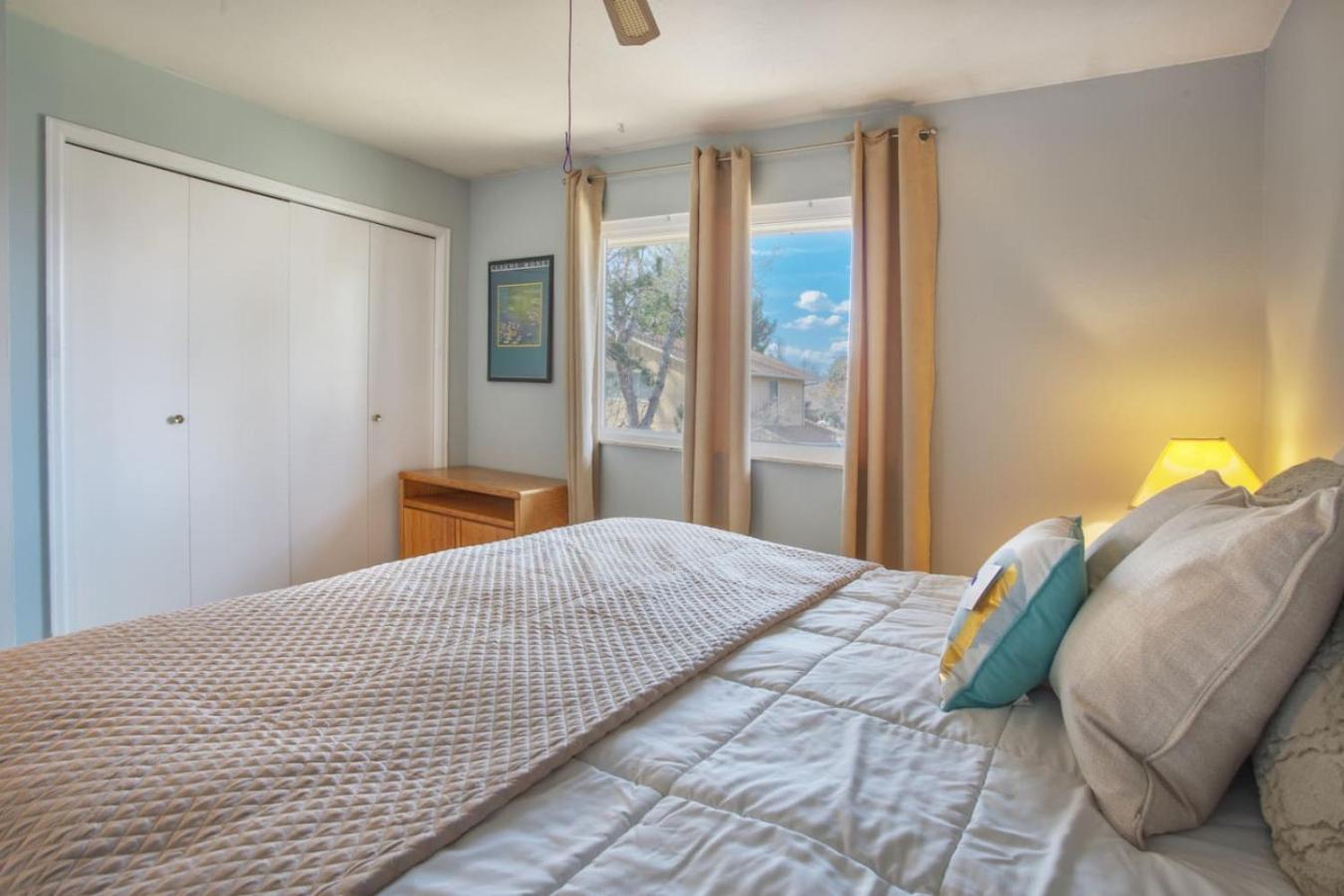 5 Bedroom, 3 Bath - Sleeps 12, Great For Families Holiday home *