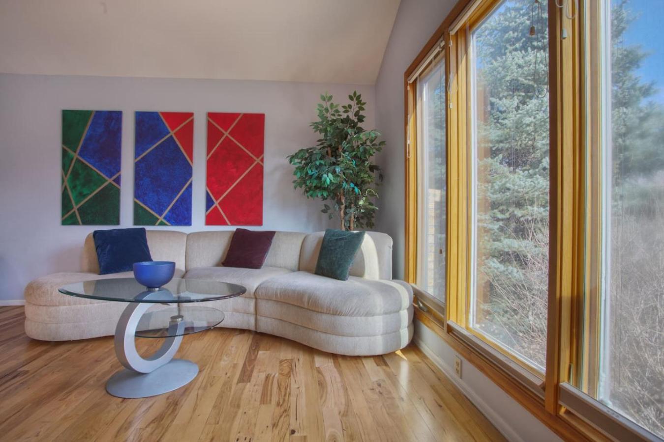 5 Bedroom, 3 Bath - Sleeps 12, Great For Families Holiday home Boulder