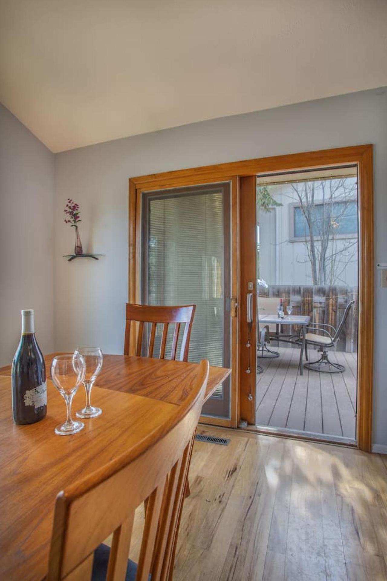 5 Bedroom, 3 Bath - Sleeps 12, Great For Families Holiday home *