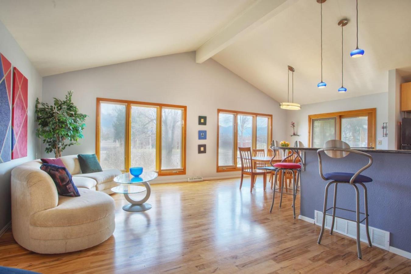 5 Bedroom, 3 Bath - Sleeps 12, Great For Families Holiday home