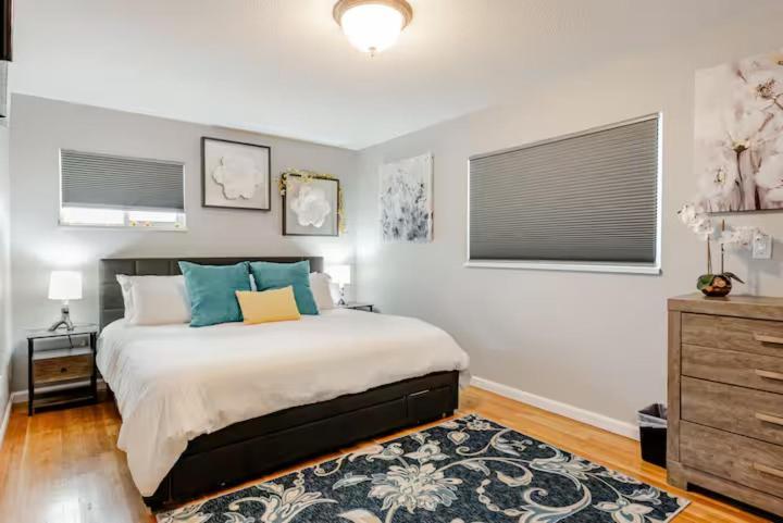 Spacious 4 Bdr W/ Game 5 Min Drive To College Holiday home