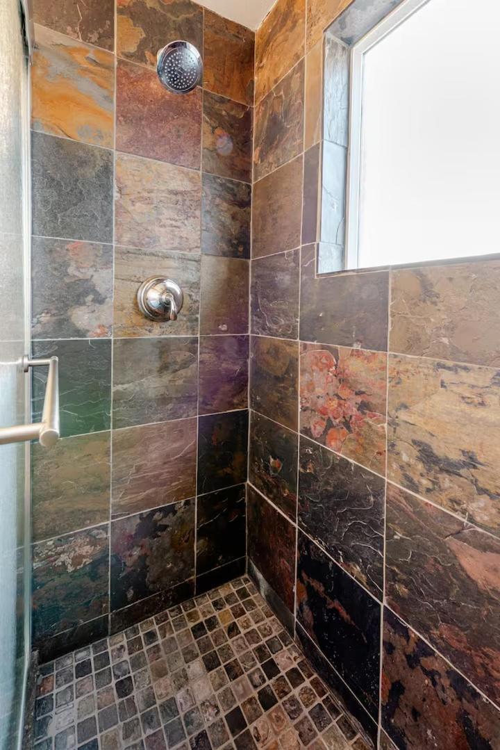 Spacious 4 Bdr W/ Game 5 Min Drive To College *